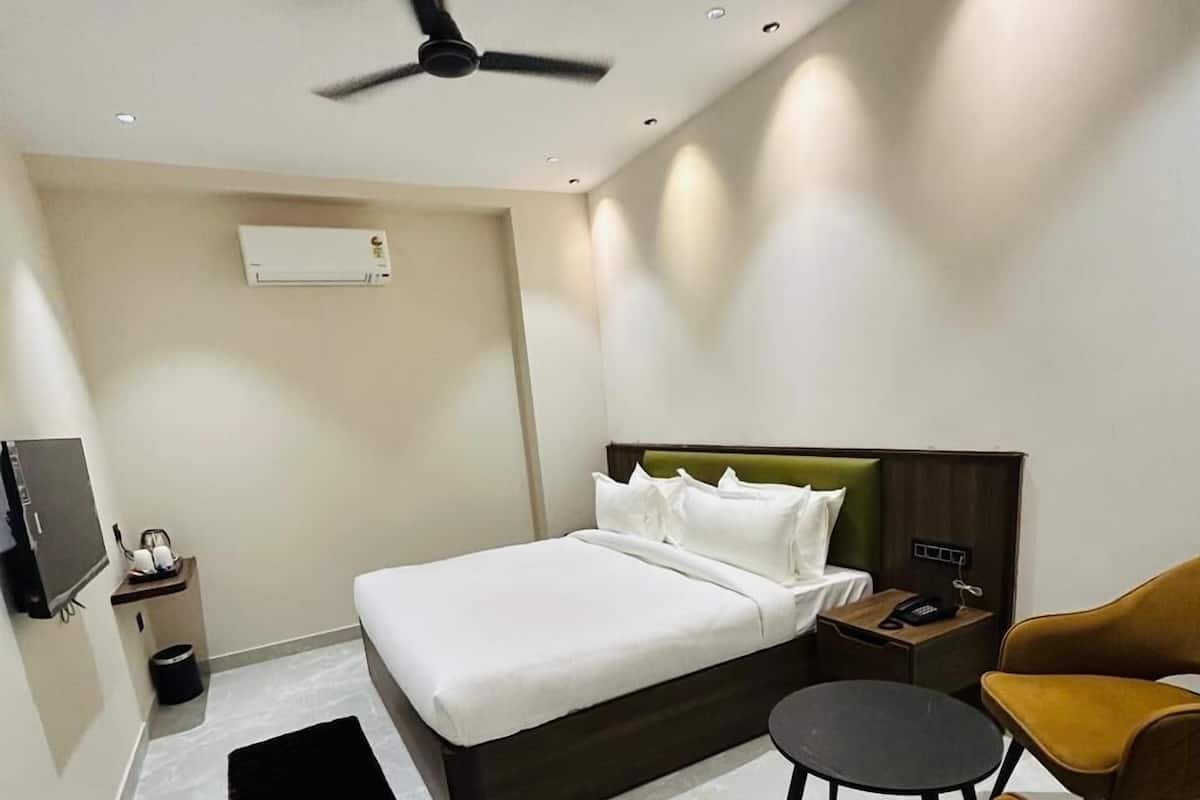 مكتب ومساحة عمل للكمبيوتر المحمول وتجهيزات عازلة للصوت ومكواة/لوح كي