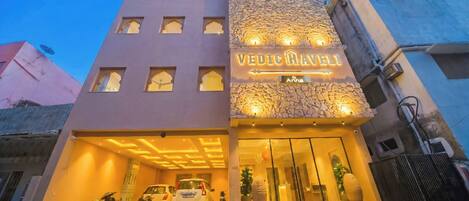 Fachada de la propiedad por la tarde o noche