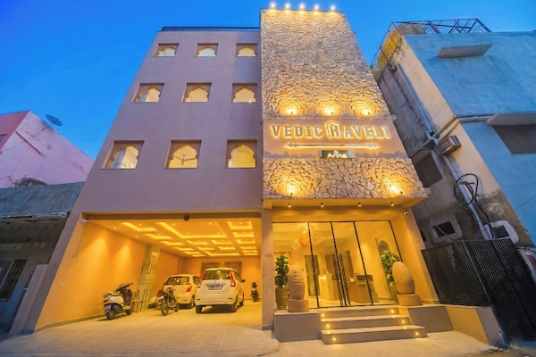 Voorkant accommodatie - avond/nacht