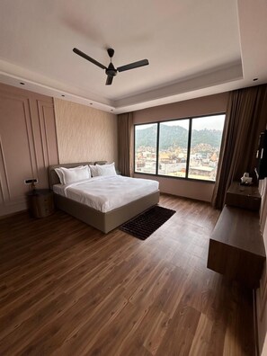 مكتب ومساحة عمل للكمبيوتر المحمول وتجهيزات عازلة للصوت ومكواة/لوح كي