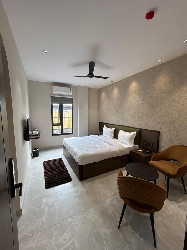 Deluxe Room | Desk, laptop workspace, soundproofing, iron/ironing board