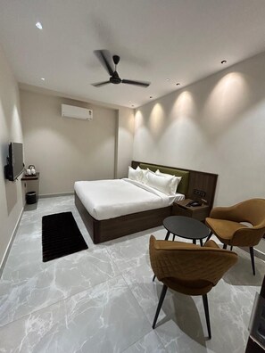 Deluxe Room | Desk, laptop workspace, soundproofing, iron/ironing board