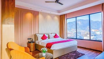 Luxury Studio Suite | Desk, laptop workspace, soundproofing, iron/ironing board