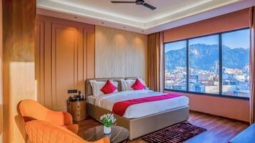 Luxury Studio Suite | Desk, laptop workspace, soundproofing, iron/ironing board