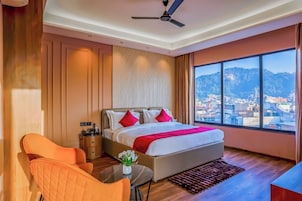 Luxury Studio Suite | Desk, laptop workspace, soundproofing, iron/ironing board