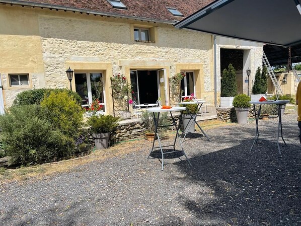 تناول الطعام بالخارج