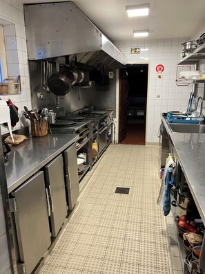 ثلاجة، ميكروويف، فرن، موقد طهي مسطح