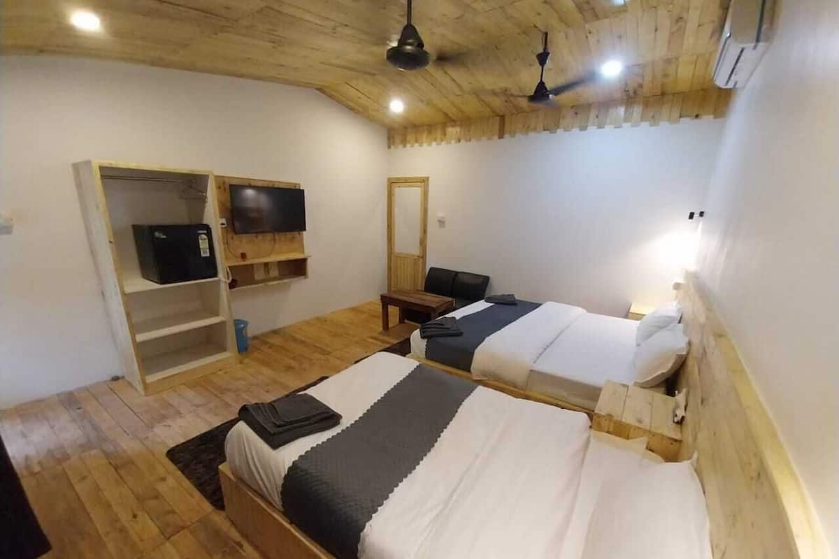 Family Room | Desk, laptop workspace, free WiFi