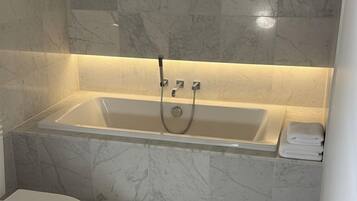 Articles de toilette gratuits, serviettes fournies, savon, shampoing