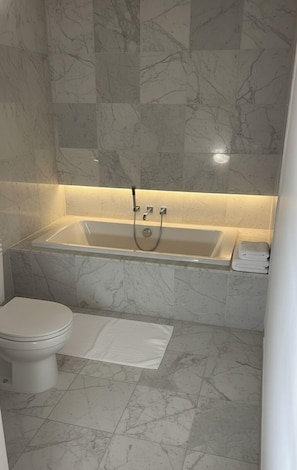 Perlengkapan mandi gratis, handuk, sabun, dan sampo