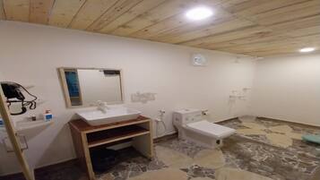 Deluxe Room | Bathroom | Free toiletries, towels, soap, shampoo
