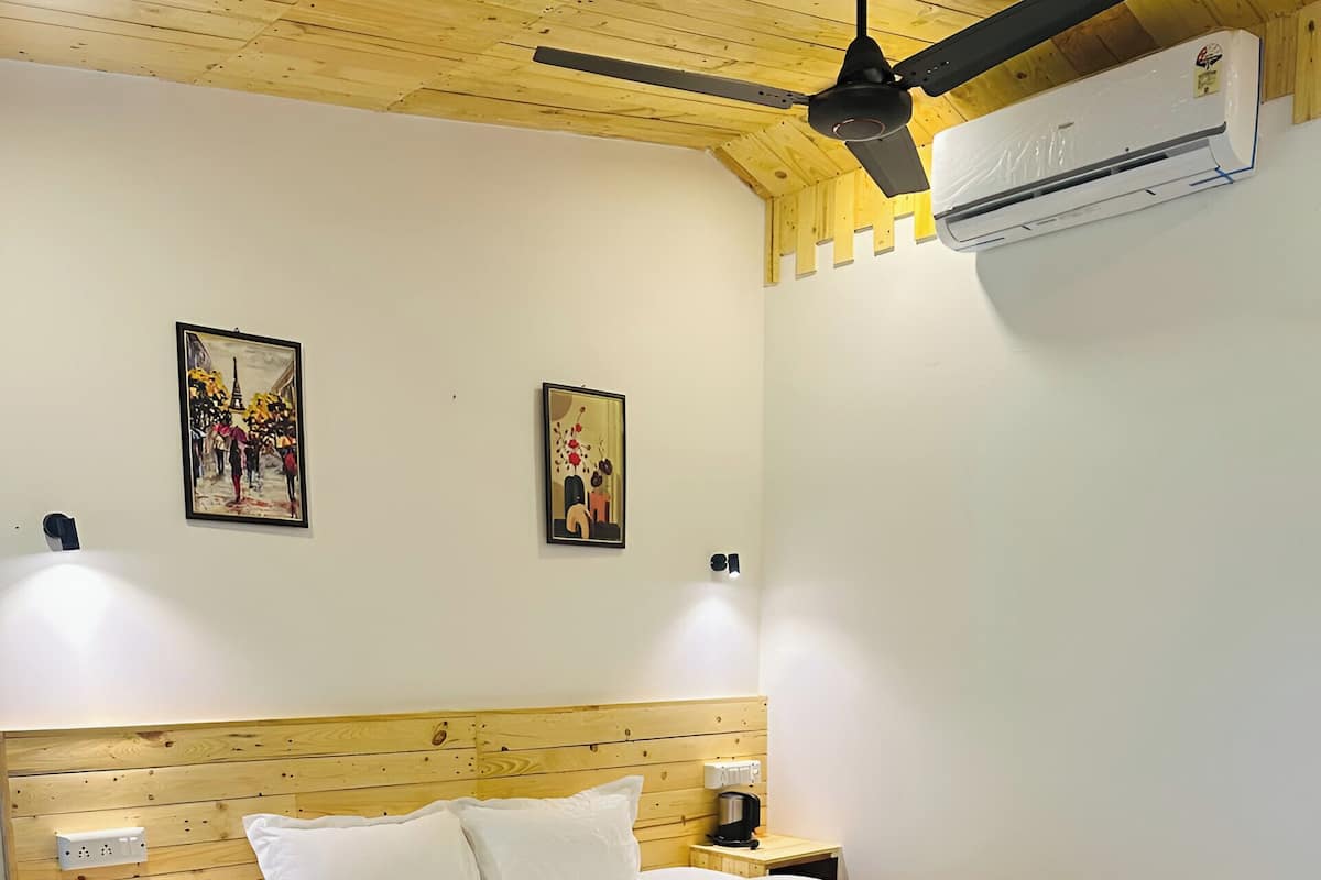 Premium Room | Desk, laptop workspace, free WiFi