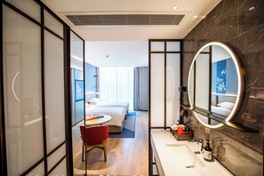 Luxury-Zweibettzimmer | Badezimmer | Dusche, Regendusche, Designer-Toilettenartikel, Haartrockner