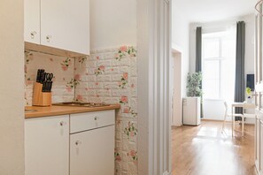 Room - Charming 2BR Apt Prime City Spot (Vienna)