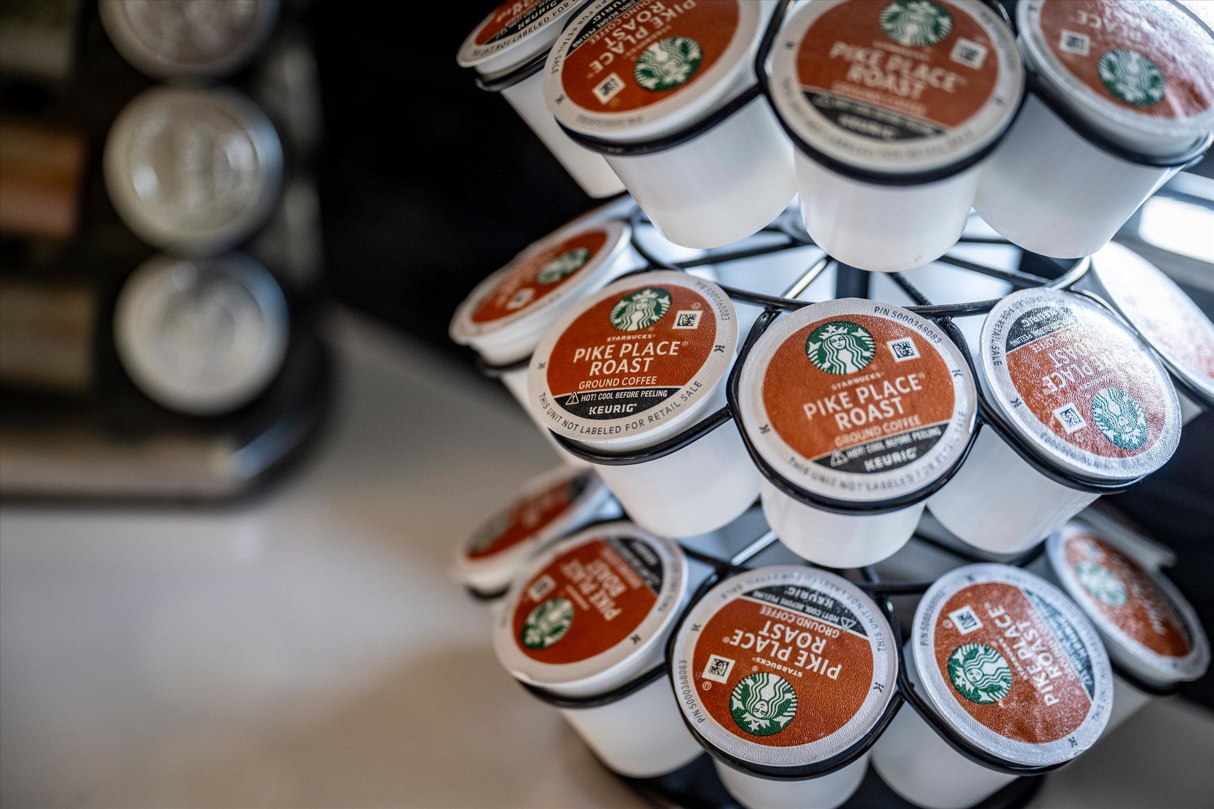 Une pile de dosettes de café Starbucks, variété Pike Place Roast.