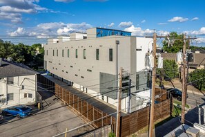 Exterior - Chic Oaklawn / Dallas Rooftop View / BBQ / Firepit (Dallas)