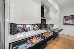 Microwave, oven, stovetop - Chic Oaklawn / Dallas Rooftop View / BBQ / Firepit (Dallas)