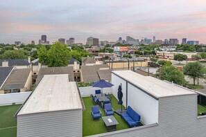 Outdoor dining - Chic Oaklawn / Dallas Rooftop View / BBQ / Firepit (Dallas)