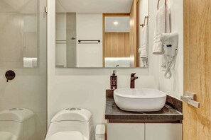 Douche, serviettes fournies, shampoing