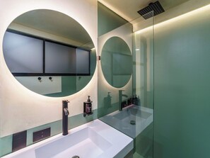 Shower, hair dryer, towels, shampoo - w* | Upscale 2BR w/ Balcony & AC in Poblado (Medellín)
