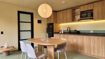 Réfrigérateur, micro-ondes, plaque de cuisson, cafetiÚre/bouilloire