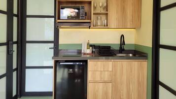 冷蔵庫、電子レンジ、コンロ、コーヒー / ティーメーカー