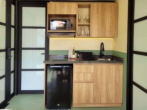 冷蔵庫、電子レンジ、コンロ、コーヒー / ティーメーカー