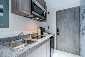 Fridge, microwave, stovetop, coffee/tea maker - w* | Dreamy Loft w/ Stunning Cinta Costera Views (Panamá)