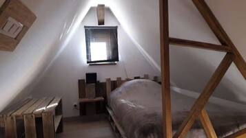 2 bedrooms, travel cot, bed sheets