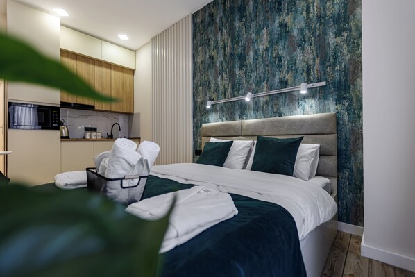 Tabla de planchar con plancha, internet y ropa de cama