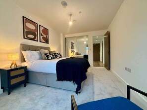 1 bedroom, desk, iron/ironing board, bed sheets - Bracknell Apartment | Walk to Station | Sleeps 3 (Bracknell)