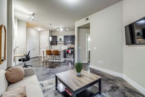 Smart TV - Blissful living near Airport-Downtown-Uptown and Medical district Dallas (Dallas)