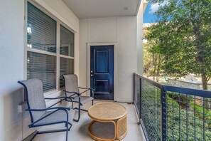 Terrace/patio - Blissful living near Airport-Downtown-Uptown and Medical district Dallas (Dallas)
