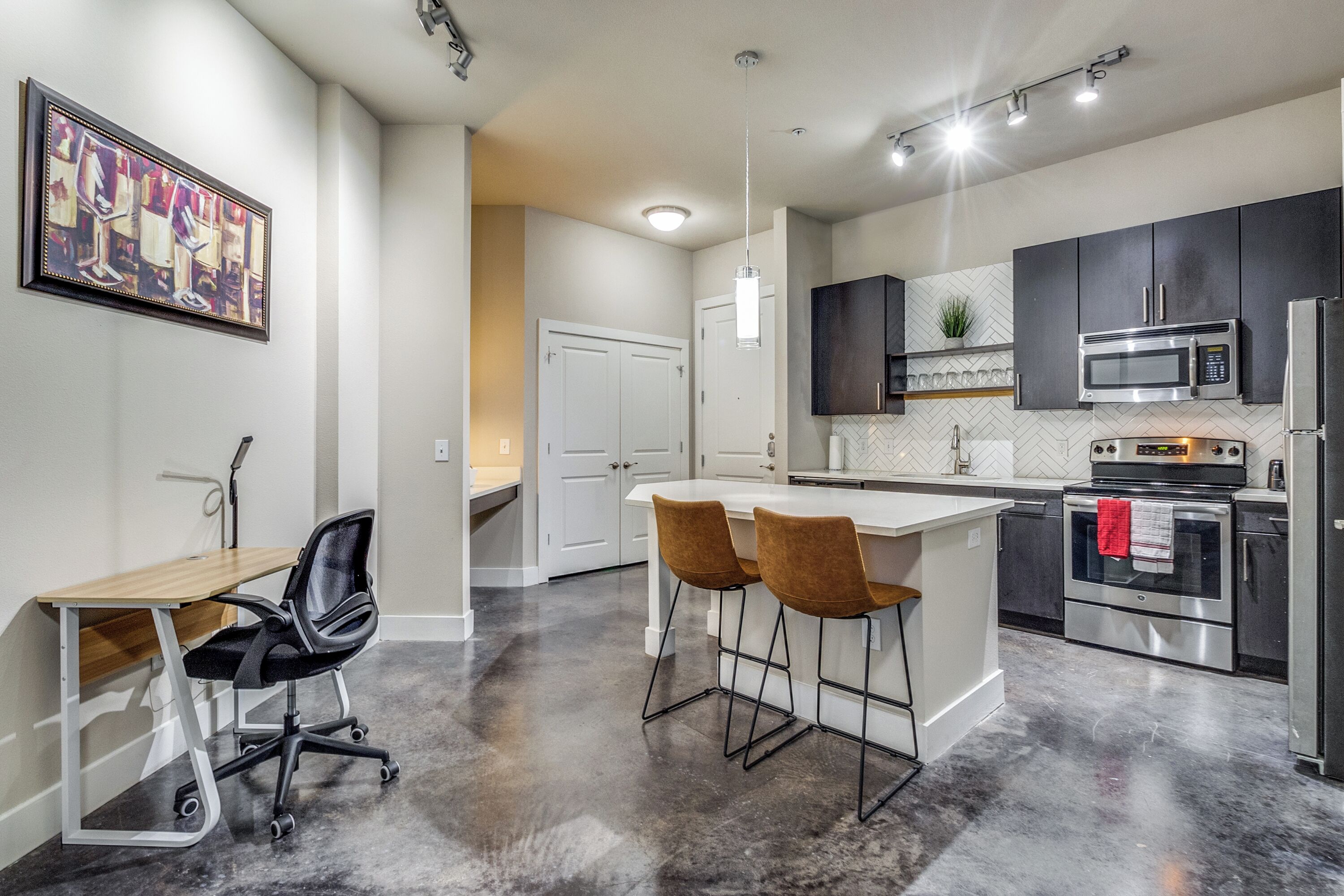 Kjøleskap, mikrobølgeovn, ovn og kokeplater