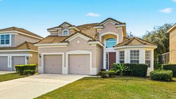 House (5 Bedrooms) | Interior