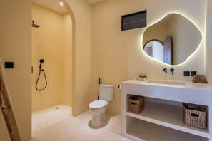 Een haardroger, een bidet, handdoeken, zeep