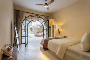 Een strijkplank/strijkijzer, beddengoed