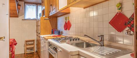 Refrigerador, microondas, horno, lavavajillas