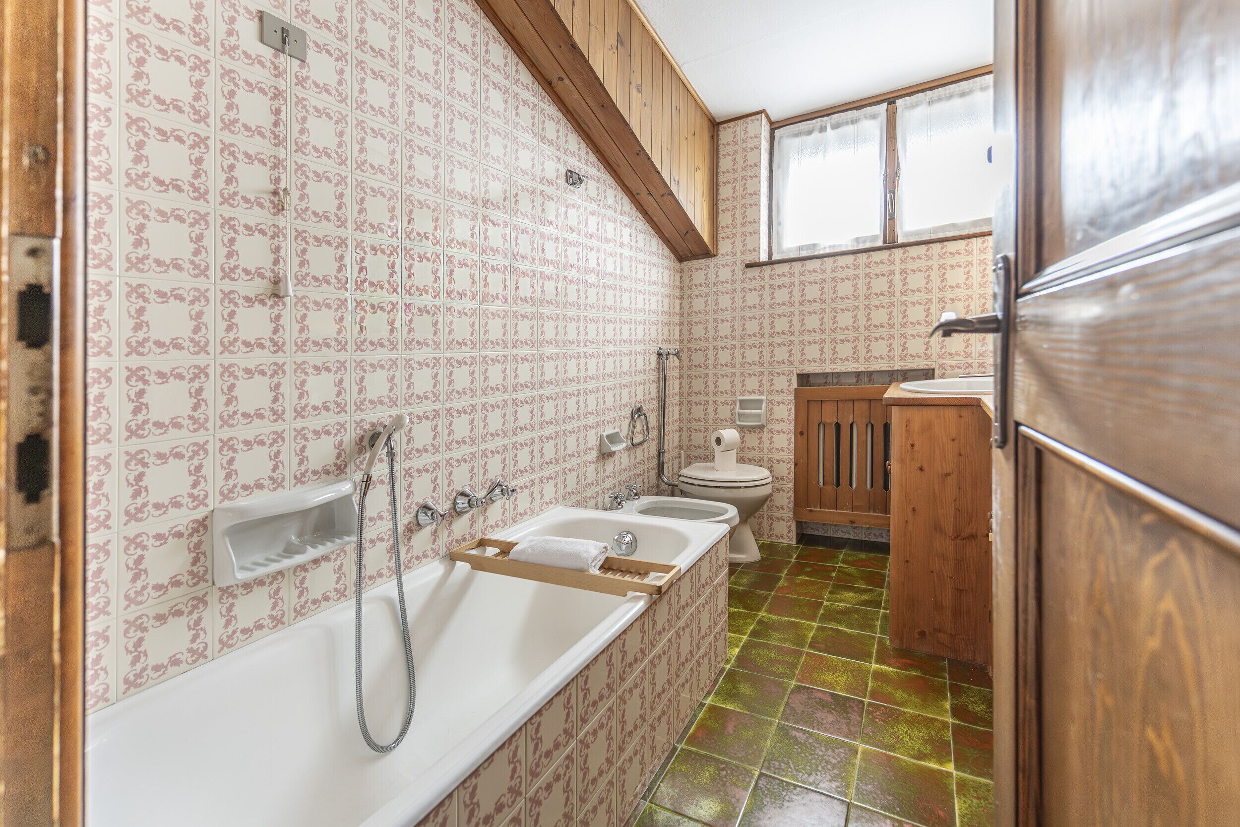 Ducha, secador de pelo, bidet, toallas