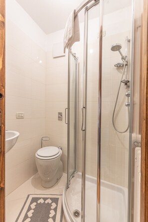 Doccia, asciugacapelli, bidet, asciugamani