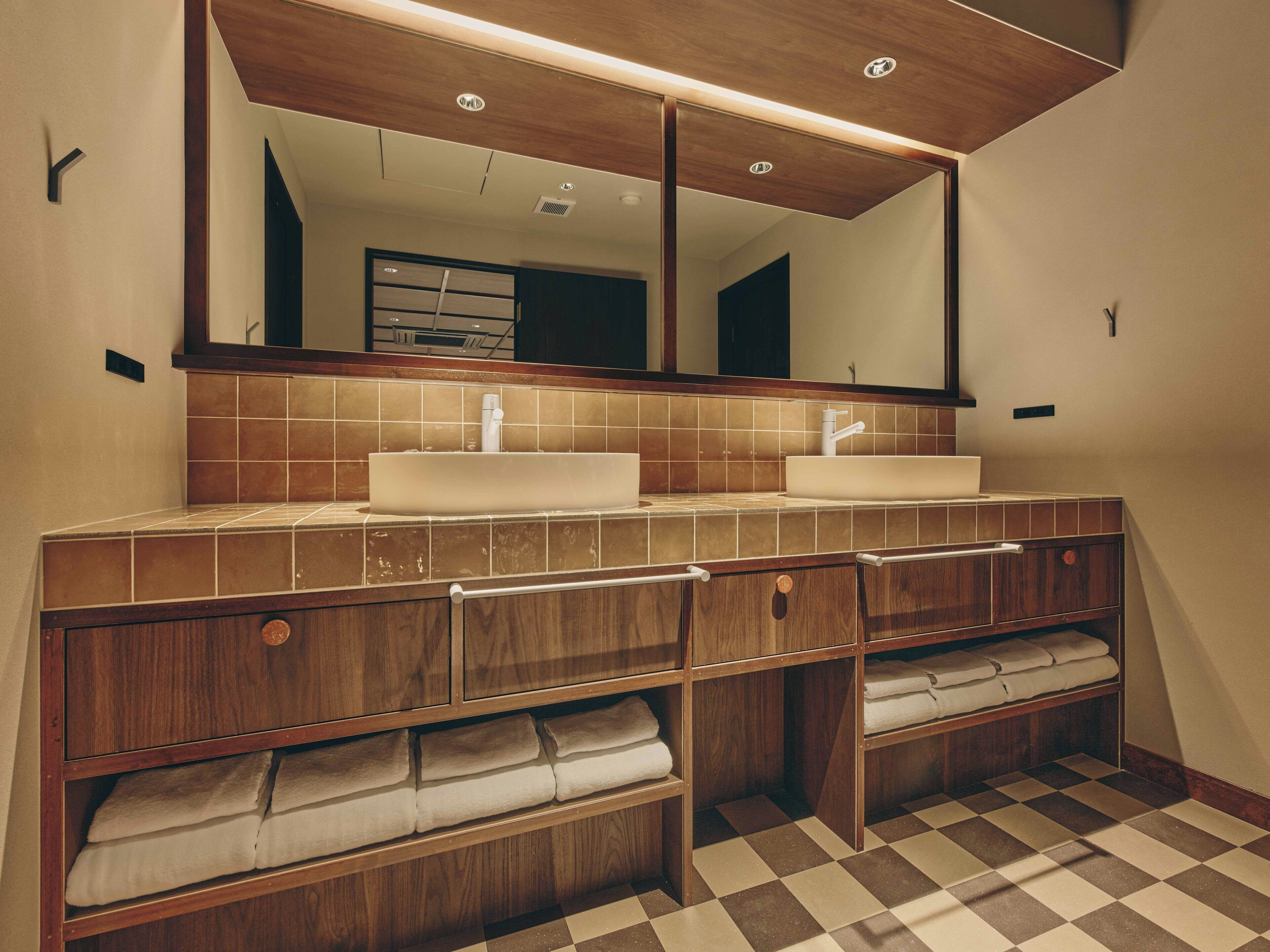 华丽套房, 转角 | 浴室 | 淋浴设施、名牌洗护用品、吹风机、拖鞋