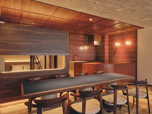 Suite superior, en esquina | Cortinas opacas, tabla de planchar con plancha, wifi gratis