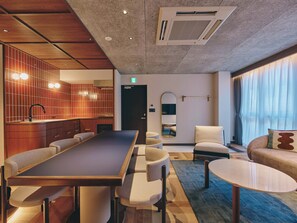 Cortinas blackout, tabla de planchar con plancha y wifi gratis 