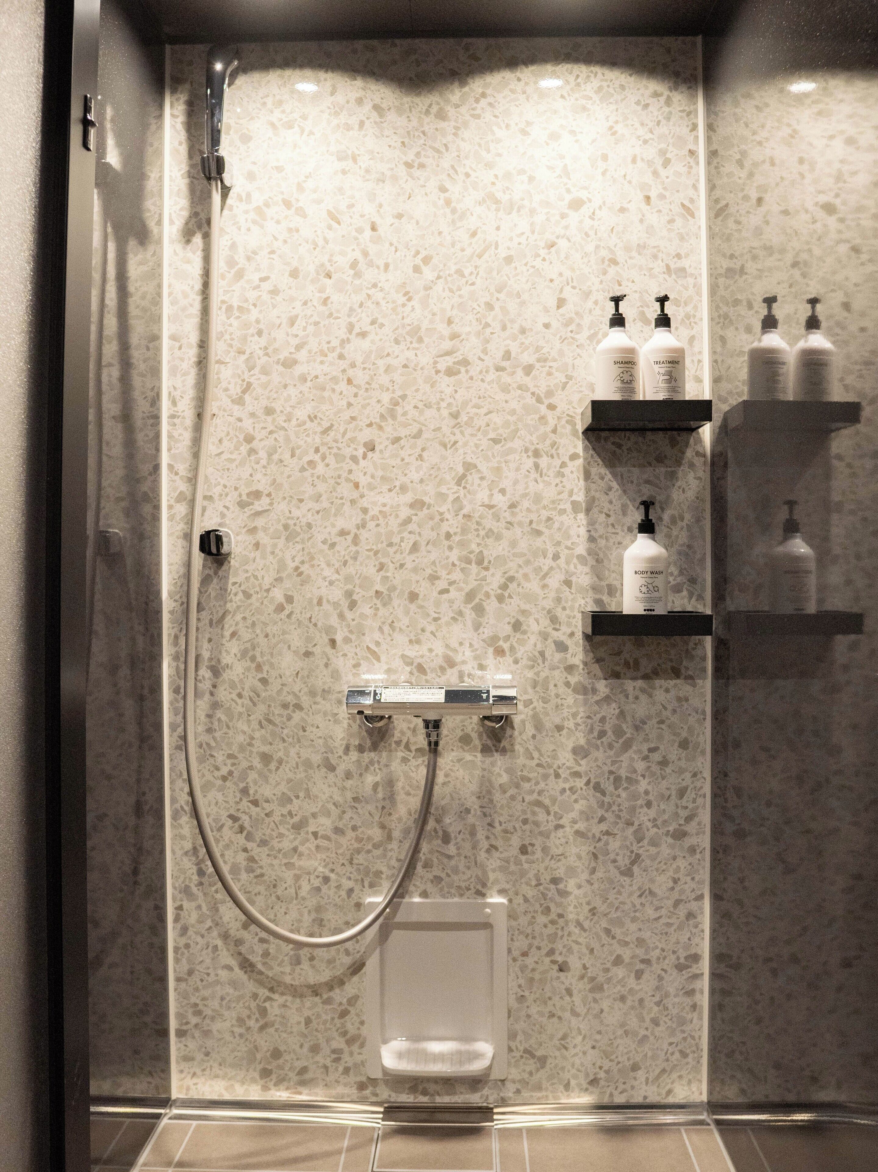 シャワー、デザイナーバスアメニティ、ヘアドライヤー、スリッパ