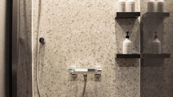 Dusche, Designer-Toilettenartikel, Haartrockner, Hausschuhe