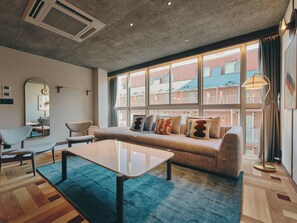 高级套房, 转角 | 遮光窗帘、熨斗/熨衣板、免费 WiFi、床单