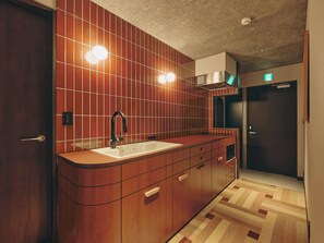 Refrigerador, microondas, placa de cocina, utensilios de cocina