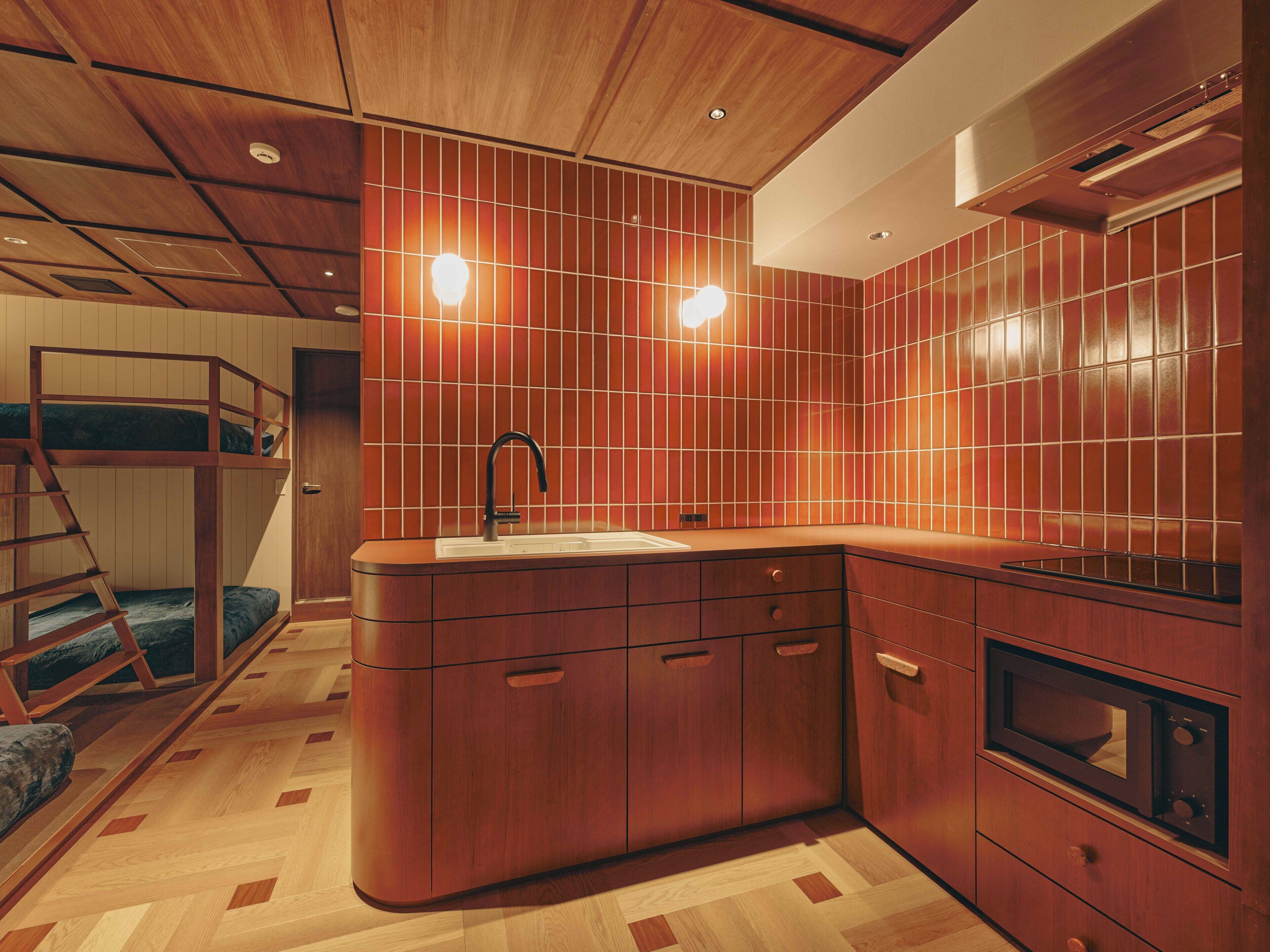 Superior Room, Corner | Private kitchen | Fridge, microwave, stovetop, cookware/dishes/utensils