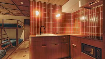 Superior Room, Corner | Private kitchen | Fridge, microwave, stovetop, cookware/dishes/utensils