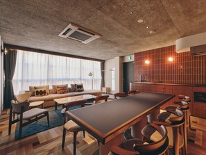 豪華套房, 邊間 | 遮光布/窗簾、熨斗/熨衣板、免費無線上網、床單
